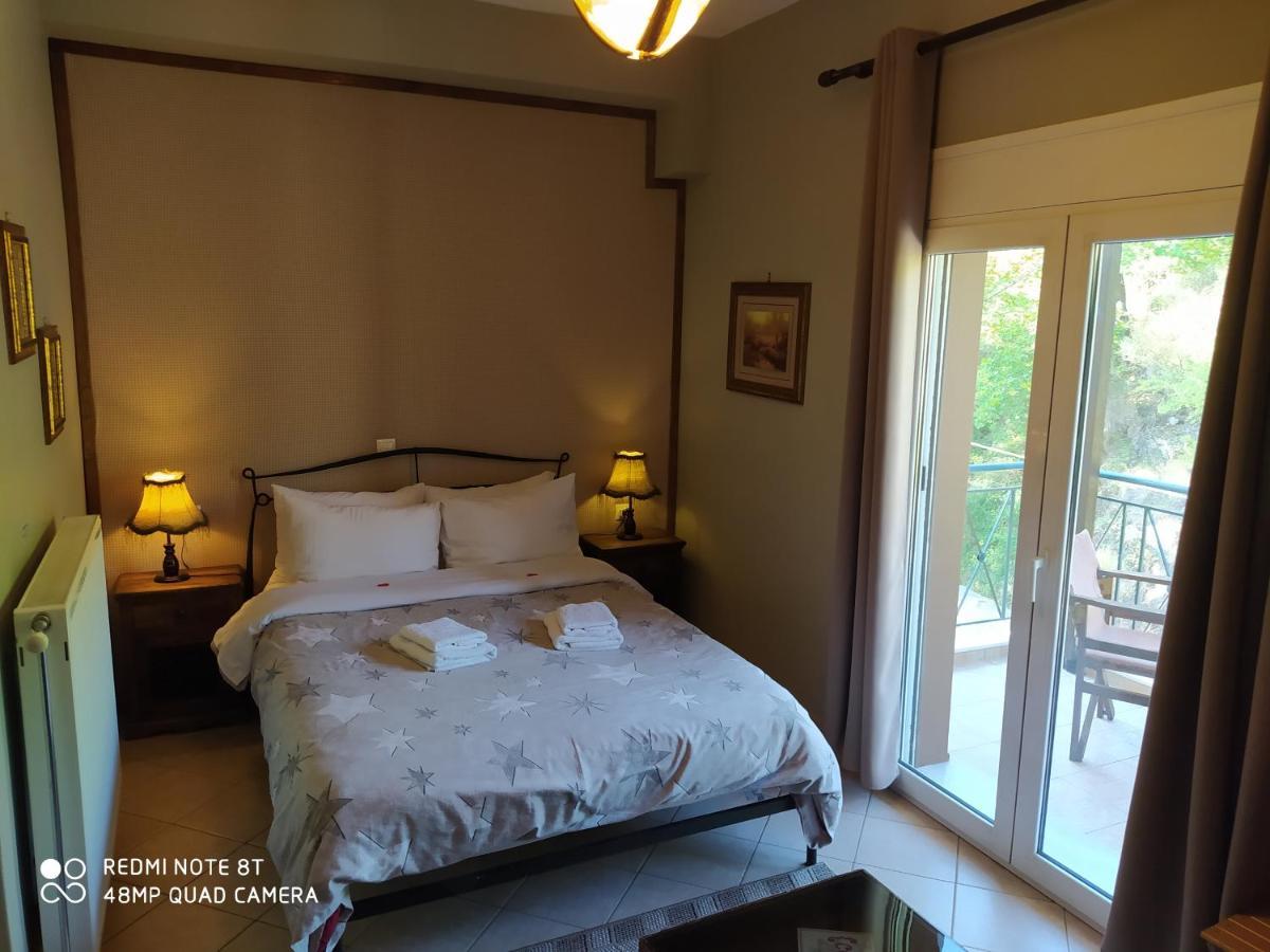 Xenonas Sta Tzakia Hotel Karpenísion Екстериор снимка