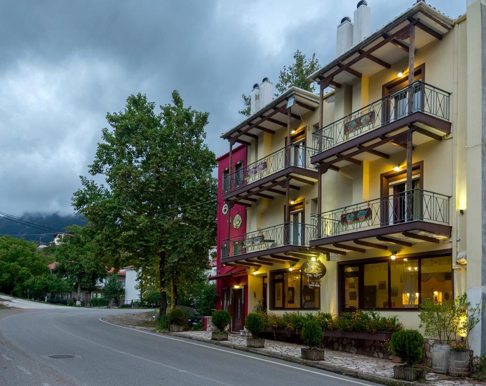 Xenonas Sta Tzakia Hotel Karpenísion Екстериор снимка